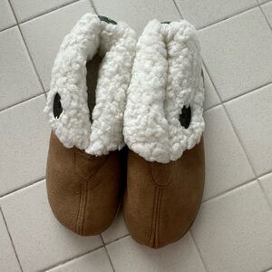 Aran Crafts SOFT!!! Brown and White Slippers with Plush Lining NWOT Never worn.